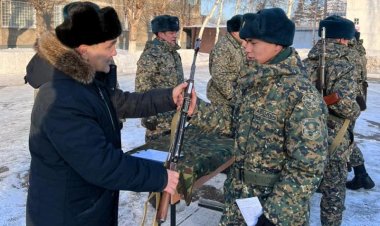 Павлодарда борышын өтеп жатқан сарбаздарға қару табысталды
