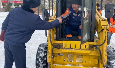 Водитель погрузчика снегом потушил горящий автомобиль в Павлодаре