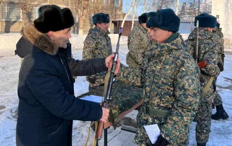 Павлодарда борышын өтеп жатқан сарбаздарға қару табысталды