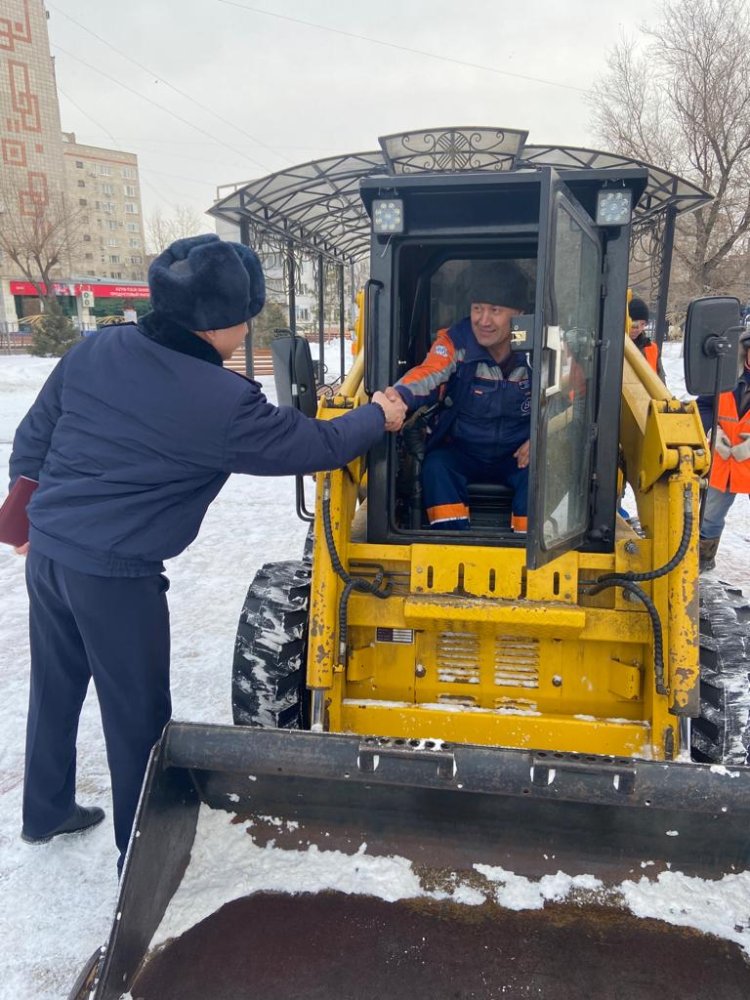 Водитель погрузчика снегом потушил горящий автомобиль в Павлодаре