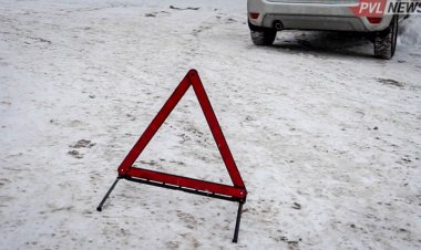 Легковой автомобиль столкнулся с грузовиком в Павлодаре