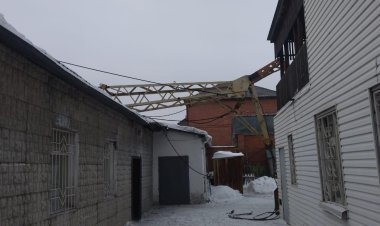 В Павлодаре автокран упал на магазин