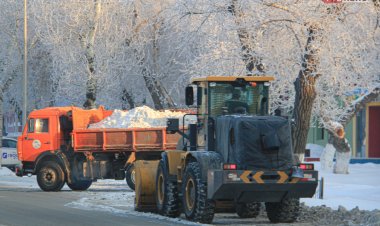 Су тасқынына қарсы дайындық: Павлодардың іргесіндегі ауылдарда қар шығарылуда