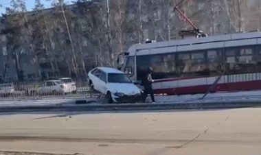 Павлодарда апатқа ұшыраған көлік жол қоршауына соғылды