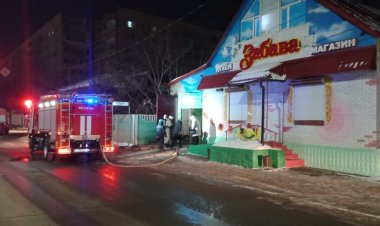 Павлодарда дүкеннің көлікжайы өртенді