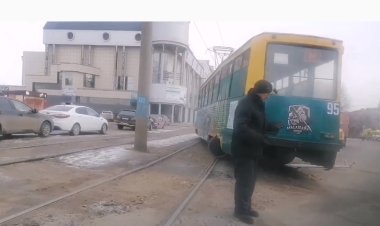 Павлодарда трамвай рельстен шығып кетті (ВИДЕО)