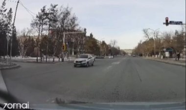 Павлодарда қызыл түске өтіп кеткен жүргізуші айыппұл арқалады