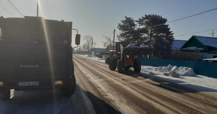 Более двухсот человек ежедневно вывозят снег из пригородных сел Павлодара (ВИДЕО)