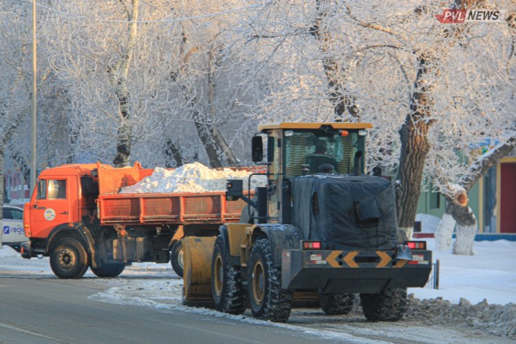 Су тасқынына қарсы дайындық: Павлодардың іргесіндегі ауылдарда қар шығарылуда