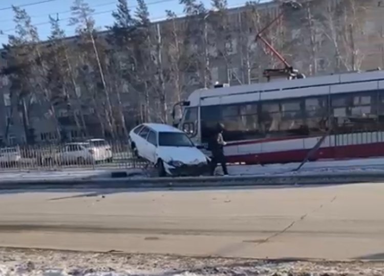 Трамвайное ограждение снес автомобилист в Павлодаре (ВИДЕО)