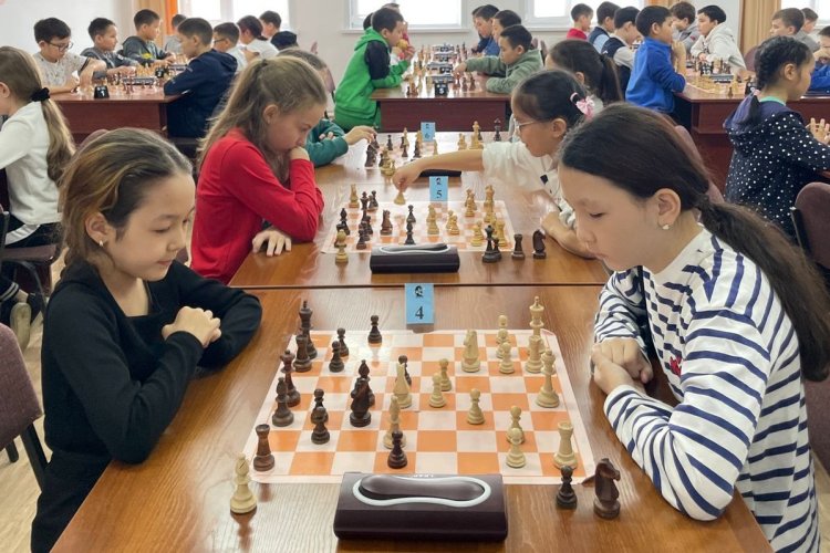 Тысячи детей Павлодарской области одновременно сыграли в шахматы