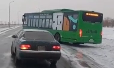 Павлодарда көк мұзда екі автобус жолдан шығып кетті (ВИДЕО)