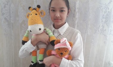 Павлодар ауданында оқушы қыз ойыншықтар жасап, табыс табуда