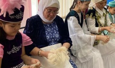 Ертіс ауданында қыздар жүн иіріп, тоқыма тоқып сынға түсті