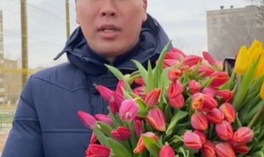 Павлодар қаласының әкімі шаһар көшелерінде нәзік жандыларға гүл сыйлады