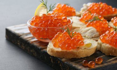 Павлодарда дүкендегі қызыл уылдырыққа қызыққан тұрғын камераға түсіп қалды