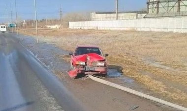 Павлодарский автомобилист сломал фонарный столб