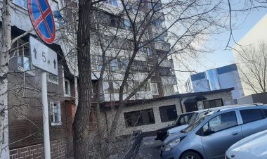 Павлодарда автокөлік жарық бағанына соғылды