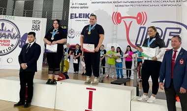 Павлодарки взяли «золото» чемпионата РК по пауэрлифтингу