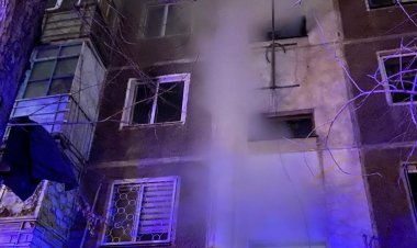 Двух детей эвакуировали из экибастузской пятиэтажки из-за пожара