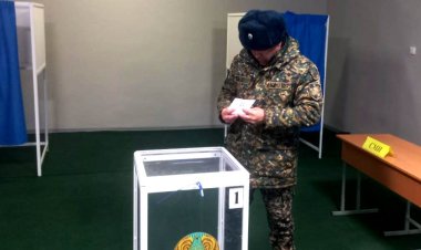 Строем пришли на голосование павлодарские военнослужащие