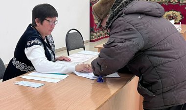 Ақтоғай ауданы сайлау учаскесінде тұрғындарды ұлттық киімде қарсы алды