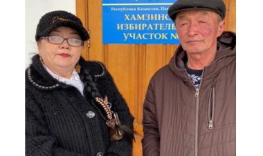 Сайлау: Аққулыда  отбасын құрғанына 20 жыл толған  жұп қол ұстасып келді (ВИДЕО)