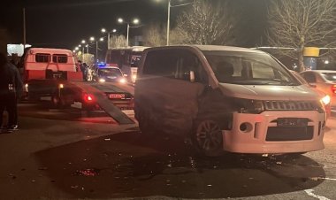 Екібастұзда үш көлік соқтығысқан апаттан екі адам ауруханаға түсті