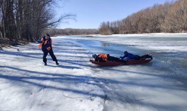 Ертіс өзенінде мұз астына түсіп кеткен балықшы құтқарылды
