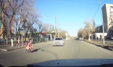 Маленькую павлодарку дважды едва не сбили на «зебре»
