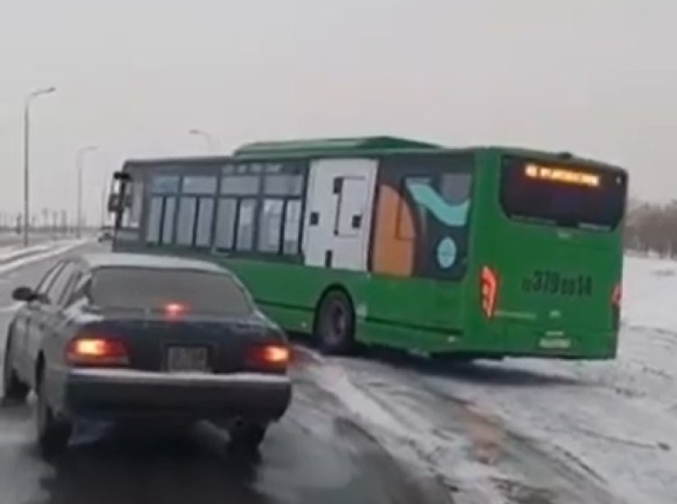 Два автобуса в пригороде Павлодара сошли с маршрута