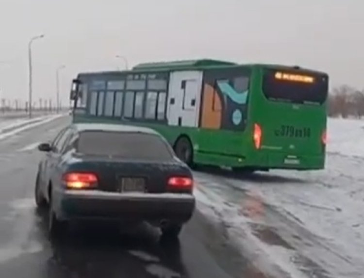 Павлодарда көк мұзда екі автобус жолдан шығып кетті (ВИДЕО)
