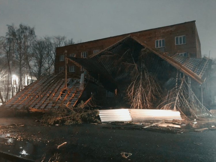 Павлодар облысында жел мектеп пен үйдің шатырын жұлып кетті