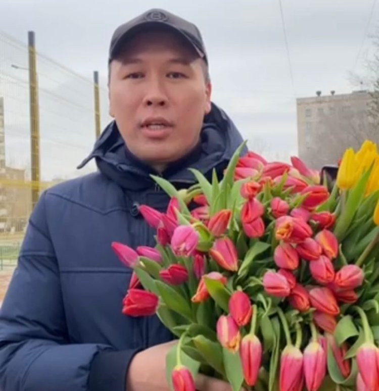 Павлодар қаласының әкімі шаһар көшелерінде нәзік жандыларға гүл сыйлады