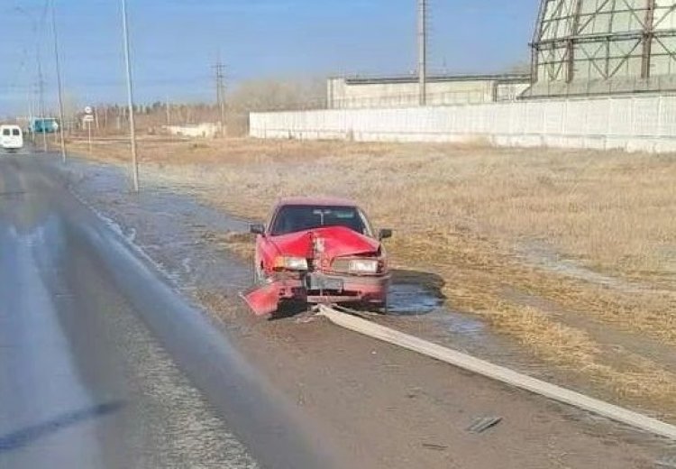 Павлодарский автомобилист сломал фонарный столб