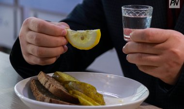 Пойманного подшофе на работе экибастузского  чиновника уволили