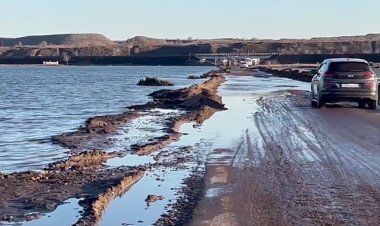 Подтопило участок пригородной трассы в Экибастузе