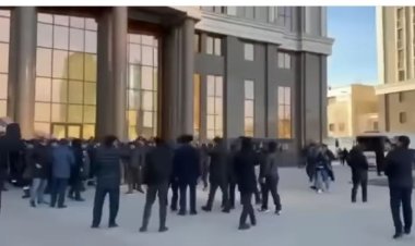 Жаңаөзендік жұмысшылар санкцияланбаған митинг өткізгені үшін полицияға жеткізілді