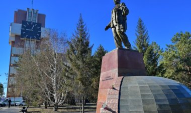 Павлодарда Қаныш Сәтбаевтың ескерткішіне гүл шоқтары қойылды