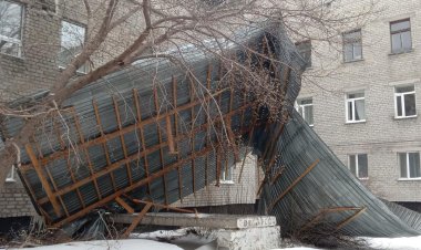Шарбақты аудандық ауруханасының шатырын жел ұшырып кетті