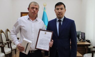 Асхат Оралов Павлодар облысындағы мәдениет үйінің қызметкеріне алғысын білдірді
