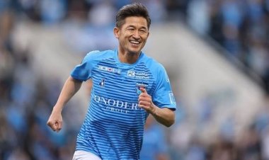 Самый возрастной футболист мира дебютировал за португальский клуб