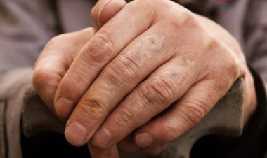 Басынан ұрған: Шарбақты ауданында зейнеткерді тонап кетті