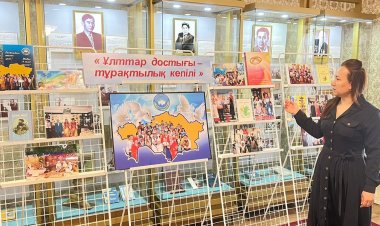 Павлодарда түрлі ұлт өкілдері музейге сыйға тартқан кітаптар көрмеге қойылды