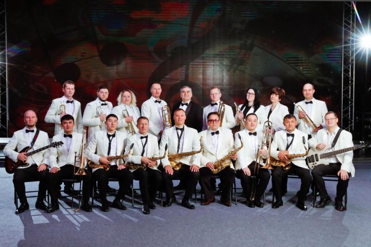 Павлодарда джаз оркестрі аты аңызға айналған музыкаларды орындайды