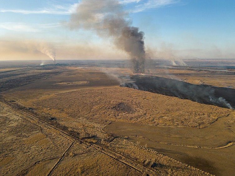 Всю ночь тушили пожар на двух участках вблизи Аксу