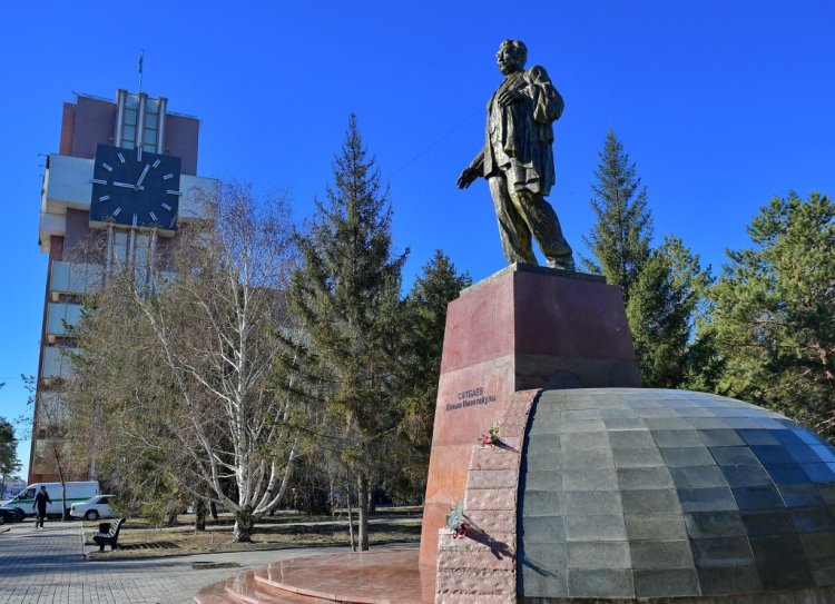 Цветы к памятнику Каныша Сатпаева возложили в Павлодаре