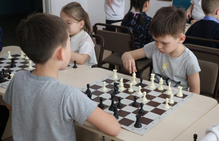 Более 10 тысяч павлодарских школьников одновременно сыграли в шахматы