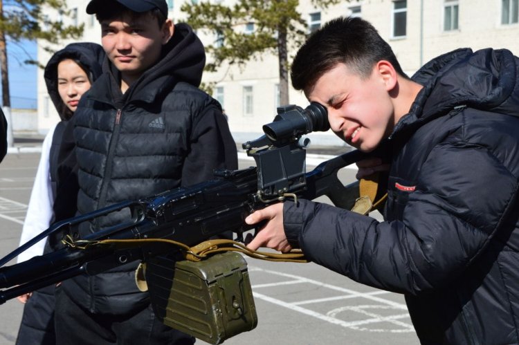 Павлодарские студенты посетили воинскую часть