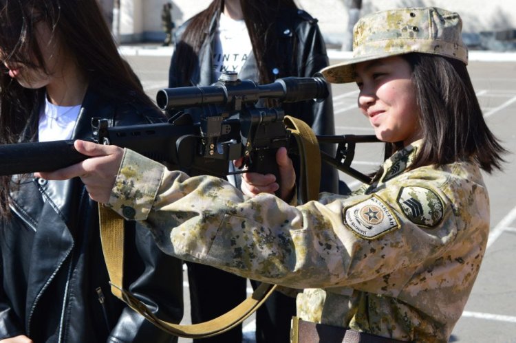 Павлодарлық студенттер әскери қызметшілерге қонаққа барды